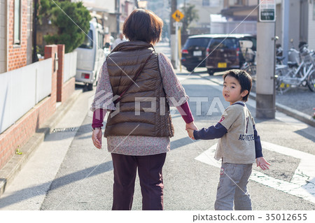 Rear appearance of parent and child 35012655