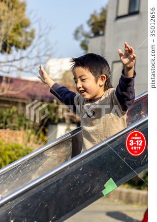 孩子們在公園裡玩 孩子們在公園裡玩 35012656