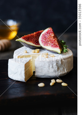 Brie or camambert cheese with figs and honey 35013566