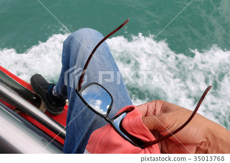 Men used a shirttail cleaning the sunglasses Men used a shirttail cleaning the sunglasses 35013768