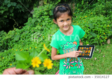 Asian children searching flower species by tablet 35014127