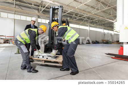 Workers taking aluminium billet 35014265