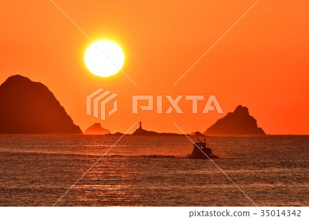 沐浴在早晨陽光下的漁船在尾鷲港 35014342