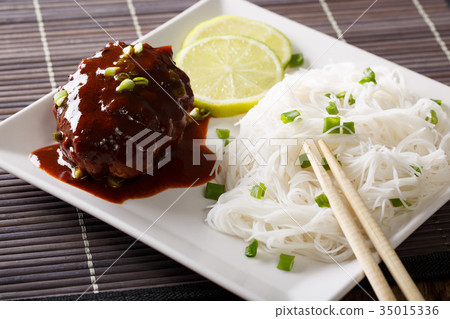 hambagu steak with gravy and rice vermicelli 35015336