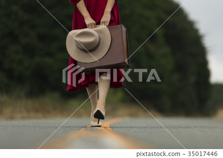 Women Women travel alone travel 35017446