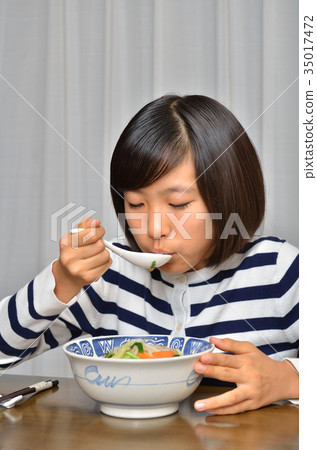 A girl who eats ramen deliciously 35017472