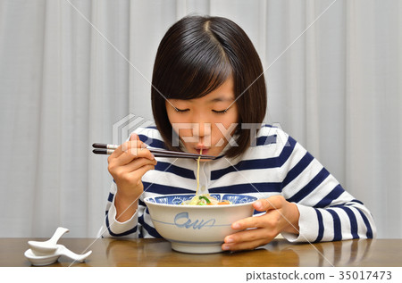 A girl who eats ramen deliciously 35017473