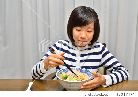 A girl who eats ramen deliciously 35017474