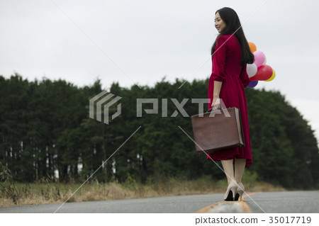 Women Women travel alone travel 35017719