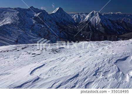 Yatsugatake main peak group seen from Iwodake 35018495