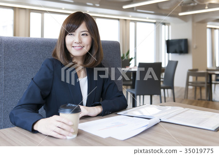 Young Woman Working Relaxing Business Woman Coffee Break Young Woman Working Relaxing Business Woman Coffee Break 35019775