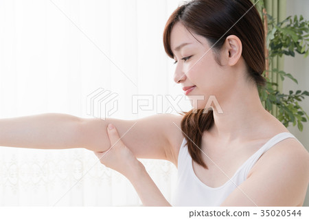 做自已按摩，上臂，胳膊的婦女 35020544
