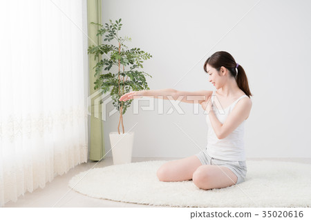 女人做自我按摩，肩膀，放在一邊 35020616