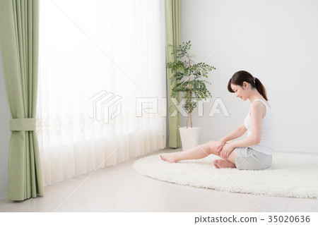 女人做自我按摩，大腿，大腿，腳 35020636