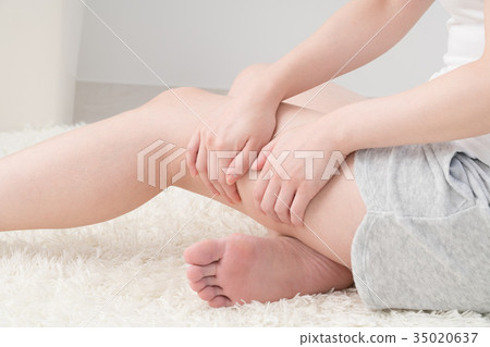 女人做自我按摩,大腿,大腿,腳 女人做自我按摩,大腿,大腿,腳 35020637