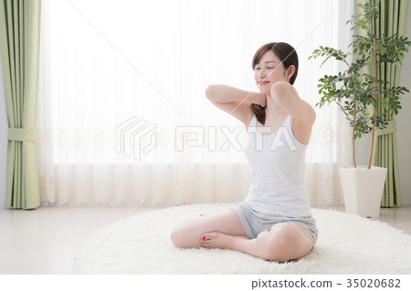 做自已按摩，脖子，肩膀的婦女 35020682