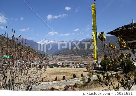 Paro overlooking the city of Paro Paro overlooking the city of Paro 35021651