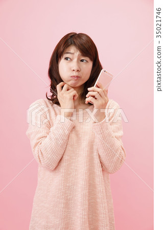 拿著智能手機桃紅色的婦女 拿著智能手機桃紅色的婦女 35021746