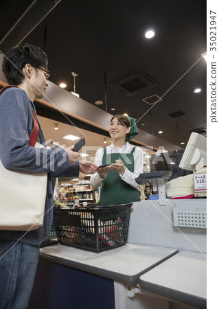Men paying credit at supermarket 35021947