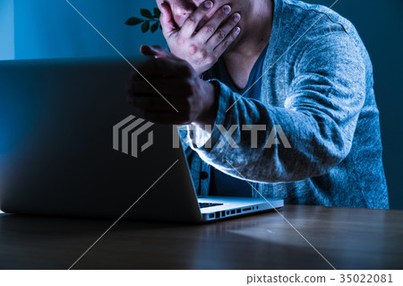 Surprised men, bugs, viruses, security, personal information Surprised men, bugs, viruses, security, personal information 35022081