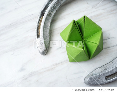 Paper fortune teller with horse shoes 35022636