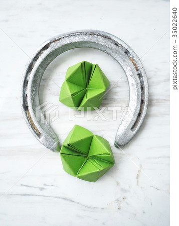 Paper fortune teller with horse shoes 35022640