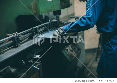 backstreet workshop, metalworking, worker 35023202