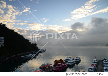 清晨 早晨 霧 雲 風景 湖 船 台灣 日月潭 日出 安靜 山 碼頭 湖面 旅遊 悠閒 詩意 倒影 清晨 早晨 霧 雲 風景 湖 船 台灣 日月潭 日出 安靜 山 碼頭 湖面 旅遊 悠閒 詩意 倒影 35023525