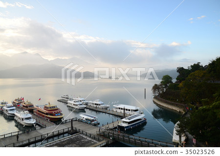 湖 船 風景 日月潭 碼頭 台灣 早晨 清晨 日出 碼頭 山 山巒 藍天 天空 小島 旅遊勝地 霧 35023526
