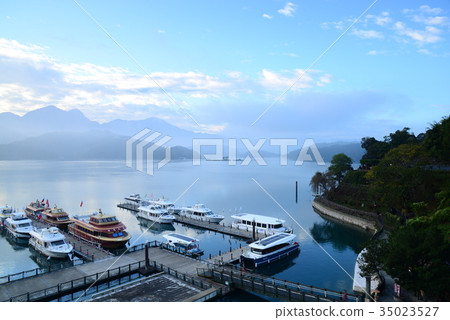 湖 船 風景 日月潭 碼頭 台灣 早晨 清晨 日出 碼頭 山 山巒 藍天 天空 小島 旅遊勝地 霧 湖 船 風景 日月潭 碼頭 台灣 早晨 清晨 日出 碼頭 山 山巒 藍天 天空 小島 旅遊勝地 霧 35023527
