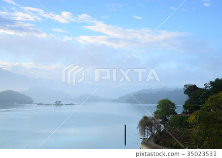 風景 霧 湖 山 早晨 清晨 日月潭 台灣 日出 山巒 霧氣 天空 小島 旅遊勝地 樹 神秘 旅遊 風景 霧 湖 山 早晨 清晨 日月潭 台灣 日出 山巒 霧氣 天空 小島 旅遊勝地 樹 神秘 旅遊 35023531