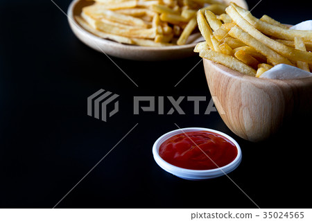 Fresh Potatoes Tasty french fries with ketchup  35024565