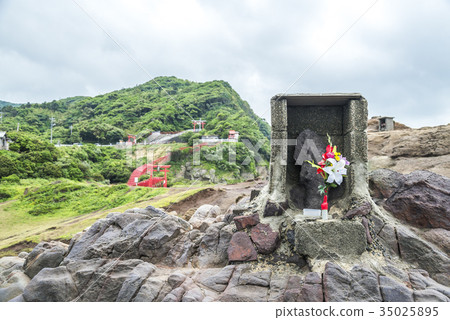 See the Motonosumi Inari Shrine in Iwaki, Japan See the Motonosumi Inari Shrine in Iwaki, Japan 35025895