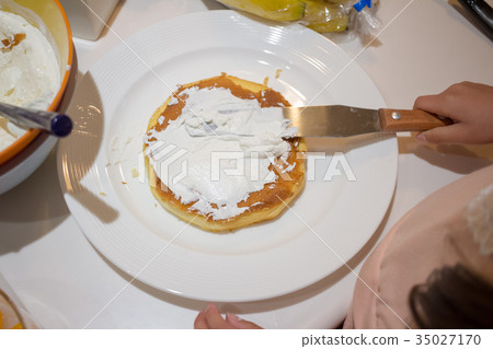 cake-making, younger, person 35027170