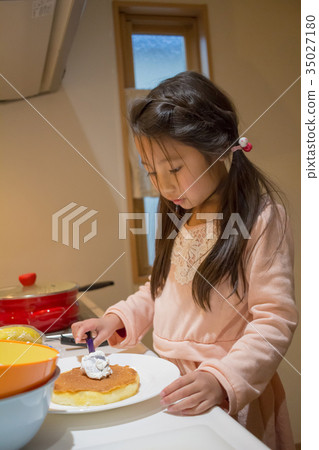 cake-making, younger, blissful 35027180