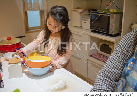 cake-making, parenthood, parent and child 35027184