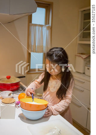 cake-making, younger, blissful 35027185