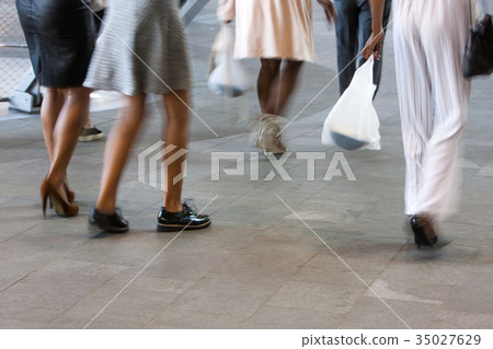 Well dressed women in the city Well dressed women in the city 35027629