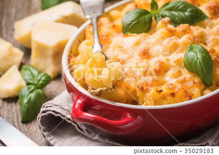 Mac and cheese, american style pasta Mac and cheese, american style pasta 35029183