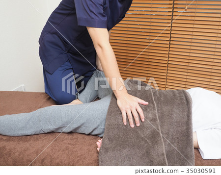 Masseur massaging woman's waist Masseur massaging woman's waist 35030591