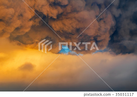 Sky overcast with thundercloud at sunset 35031117