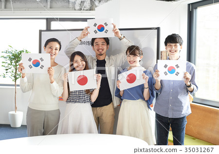 語言學校學生舉行國旗韓國日本 35031267