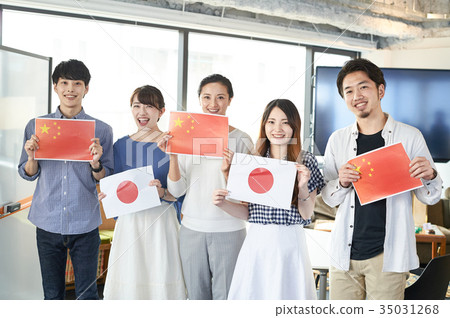 語言學校學生持國旗中國日本 35031268