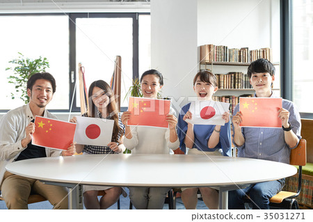 語言學校學生持國旗中國日本 35031271