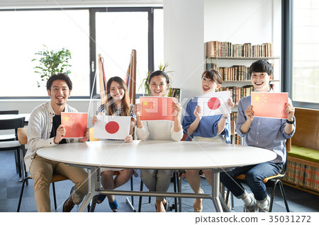 語言學校學生持國旗中國日本 語言學校學生持國旗中國日本 35031272