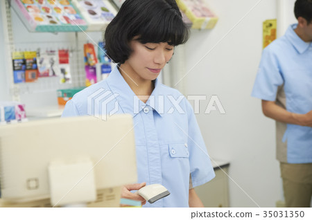 在便利店工作的女性 35031350