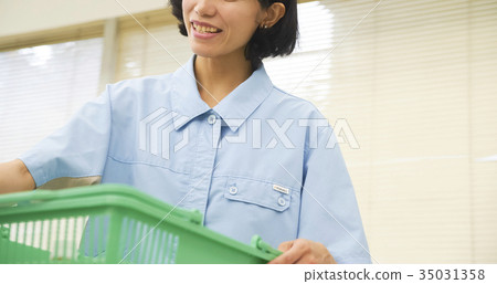 Women who work in a convenience store 35031358