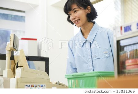 Women who work in a convenience store Women who work in a convenience store 35031369