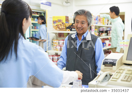 顧客在便利店的收銀台排隊 35031437