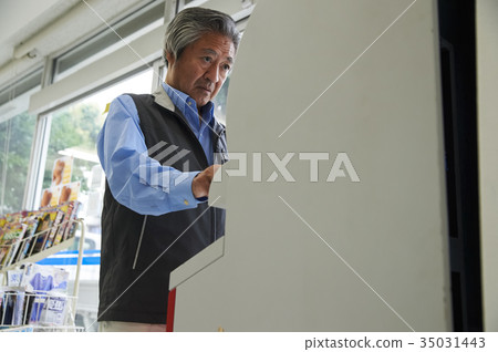 使用便利店ATM的男人 35031443